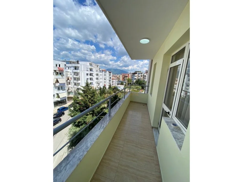 Tirane, jepet me qera apartament 2+1+Ballkon Kati 3, 80 m² 600  € (Kodra e Diellit)