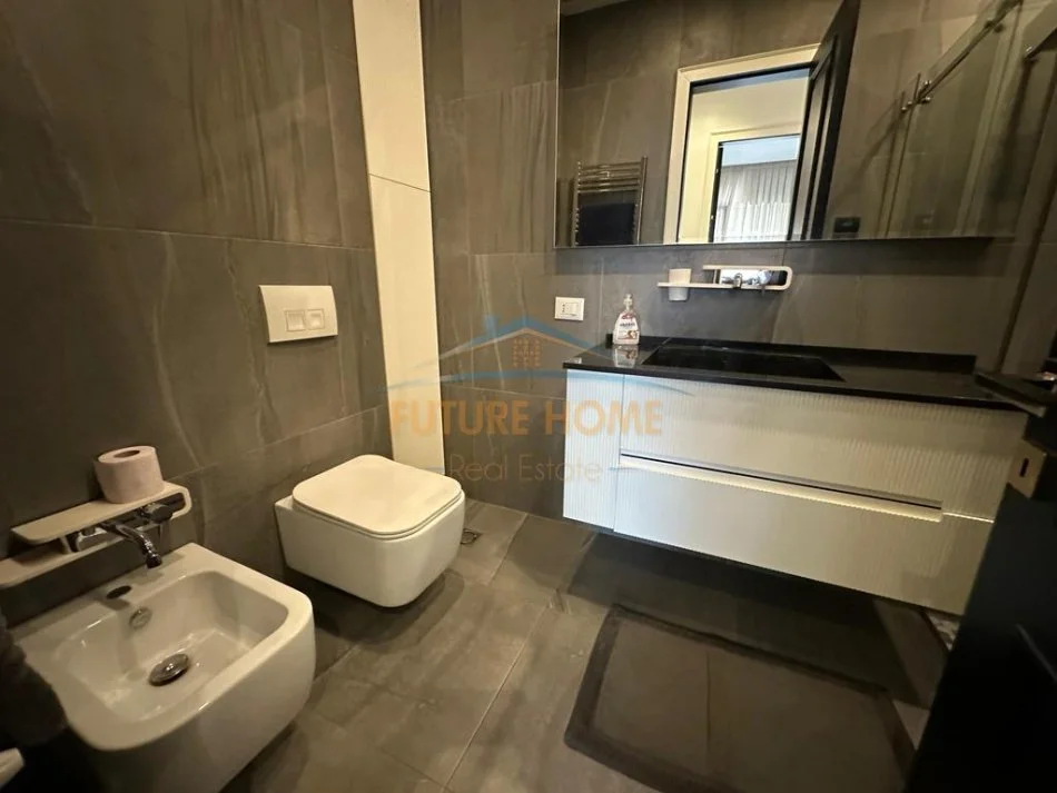 Tirane, jepet me qera apartament 2+1+Ballkon Kati 5, 1.300 € (Kompleksi Deliorgji)