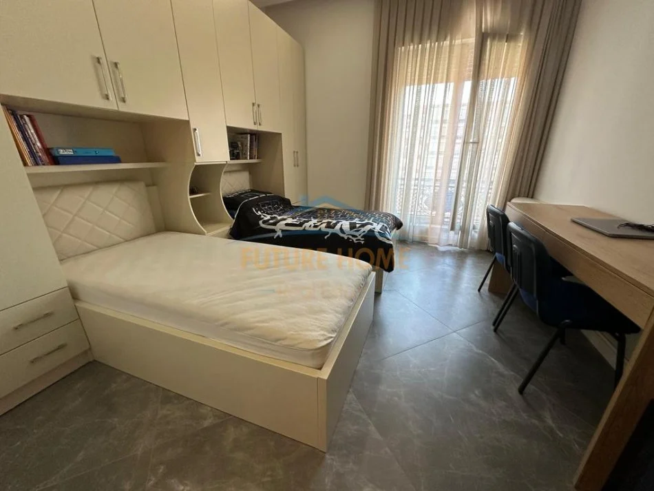 Tirane, jepet me qera apartament 2+1+Ballkon Kati 5, 1.300 € (Kompleksi Deliorgji)