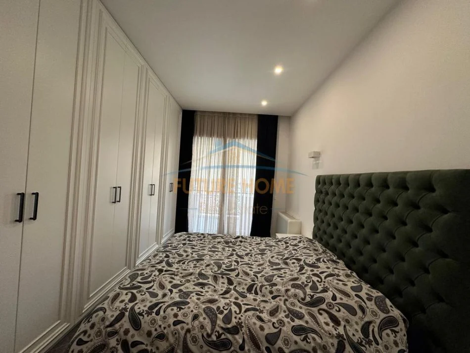 Tirane, jepet me qera apartament 2+1+Ballkon Kati 5, 1.300 € (Kompleksi Deliorgji)
