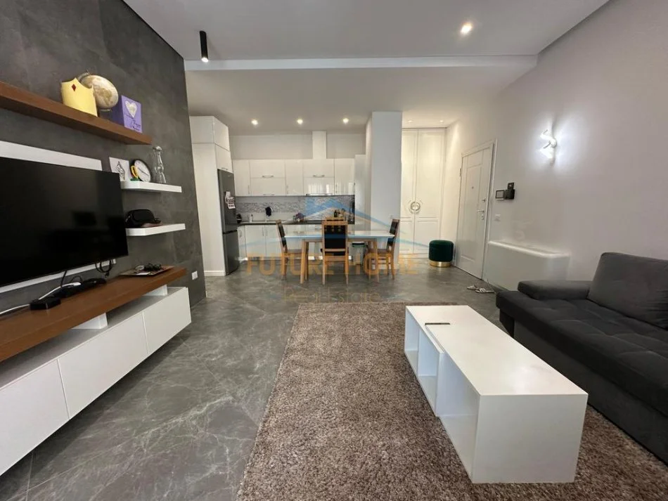 Tirane, jepet me qera apartament 2+1+Ballkon Kati 5, 1.300 € (Kompleksi Deliorgji)