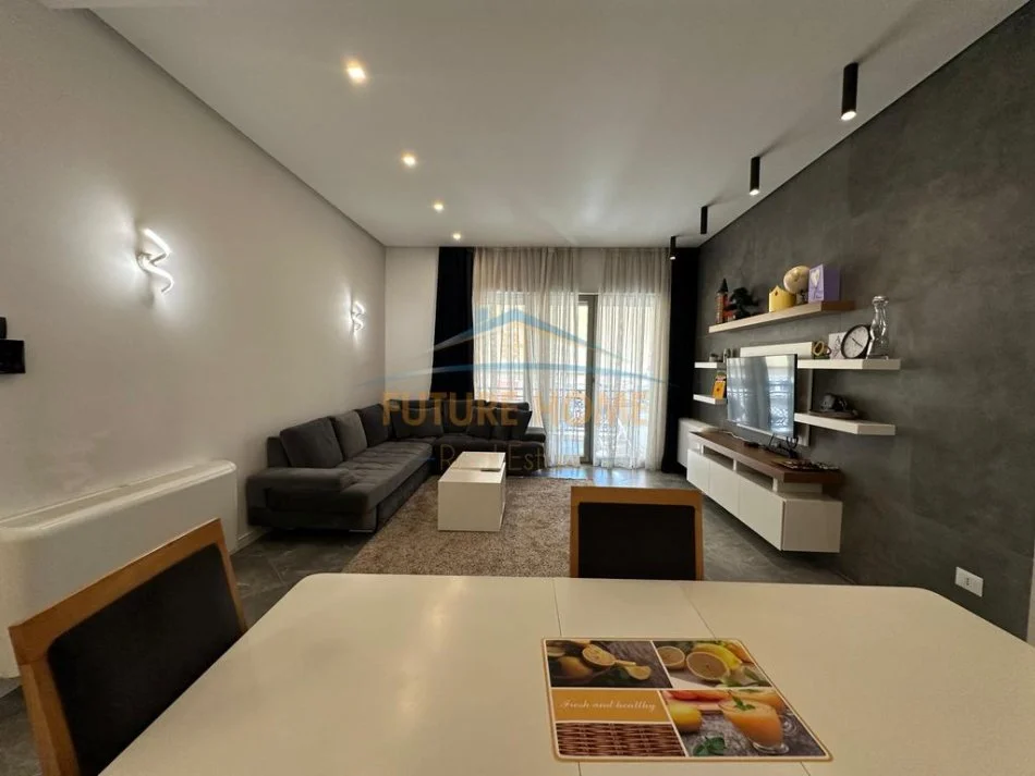 Tirane, jepet me qera apartament 2+1+Ballkon Kati 5, 1.300 € (Kompleksi Deliorgji)