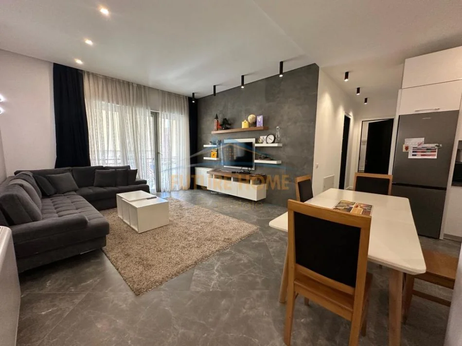 Tirane, jepet me qera apartament 2+1+Ballkon Kati 5, 1.300 € (Kompleksi Deliorgji)
