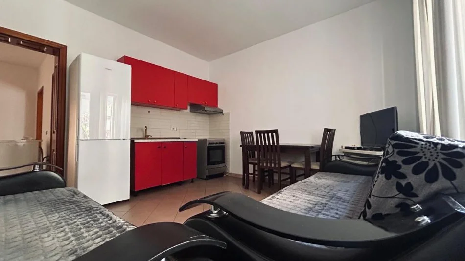 Tirane, jepet me qera 2+1 Kati 2, 79 m² 400 € 