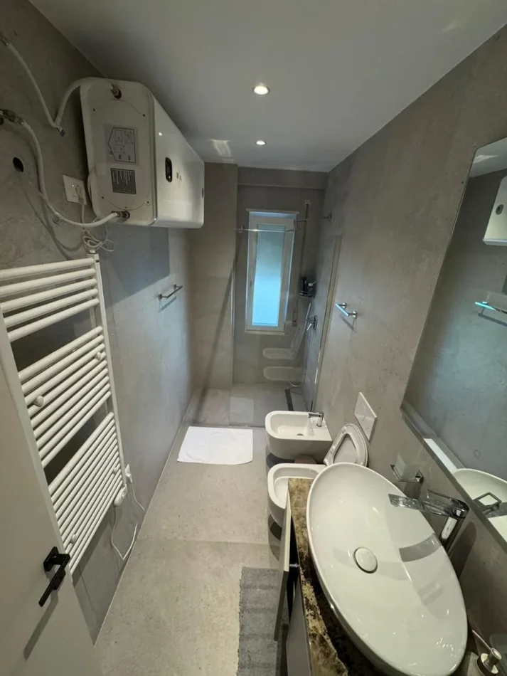 Tirane, jepet me qera apartament 2+1+Ballkon Kati 2, 110 m² 1.500 € (Rruga Ullishtes 1044, Liqeni i Thatë (Pranë Radisson))