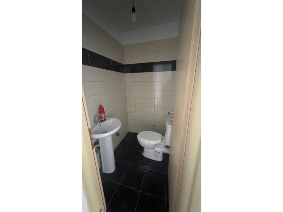 Tirane, jepet me qera ambjent biznesi Kati 0, 80 m² 500 € 