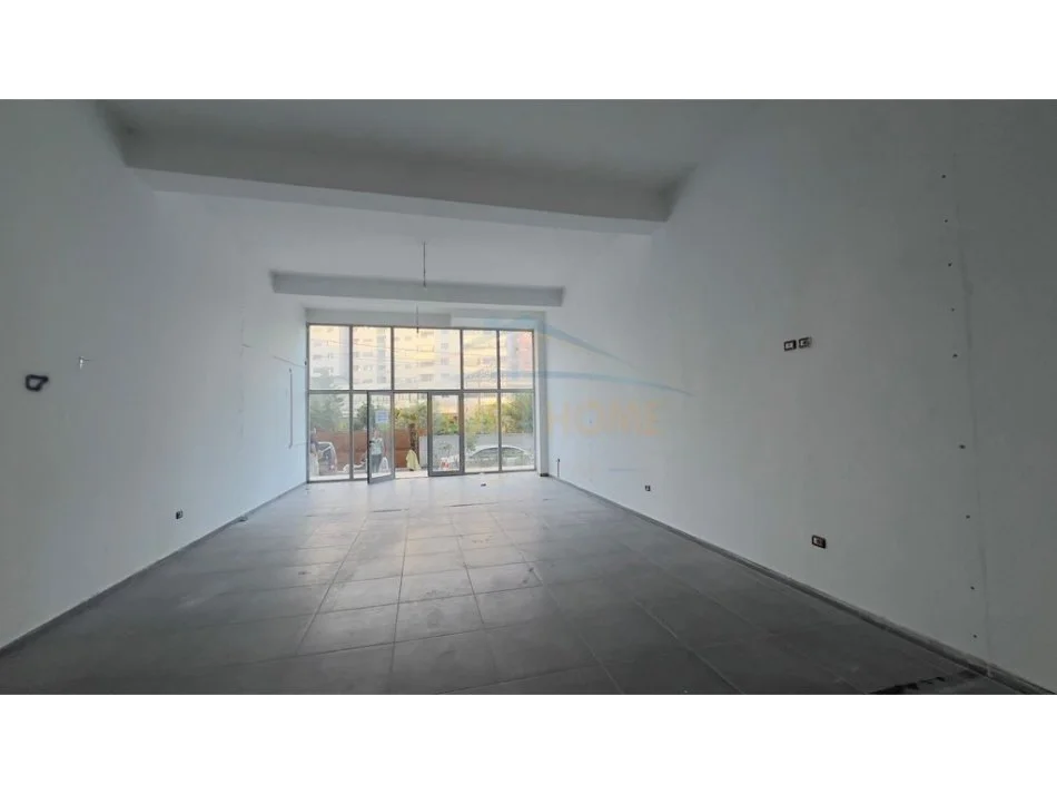 Tirane, jepet me qera dyqan Kati 0, 80 m² 500 € (Unaza e Re)