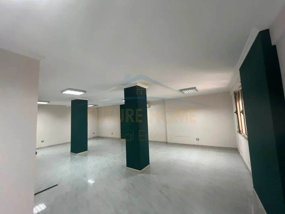 Durres, jepet me qera ambjent biznesi Kati 2, 79 m² 400 € (Prane Tatimeve, Durres)
