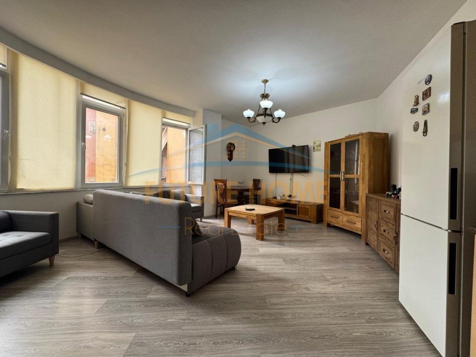 Tirane, jepet me qera apartament 1+1 Kati 4, 75 m² 650 € (Selvia, Tiranë)
