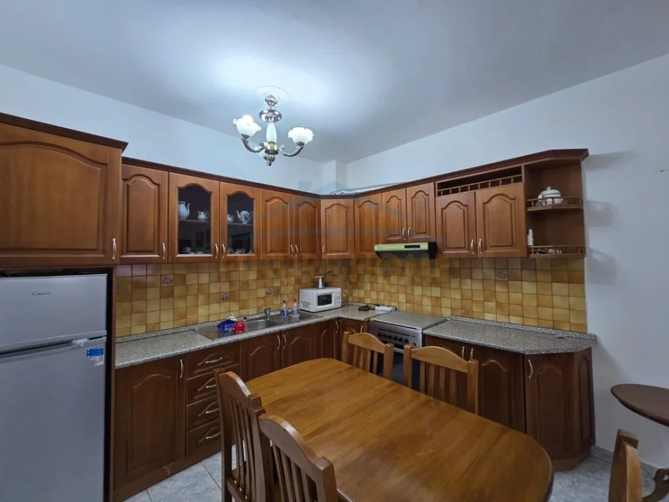 Durres, jepet me qera apartament 2+1+Aneks+Ballkon Kati 6, 104 m² 250 € (Lagjia 7)