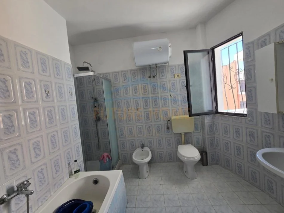 Durres, jepet me qera apartament 2+1+Aneks+Ballkon Kati 6, 104 m² 250 € (Lagjia 7)