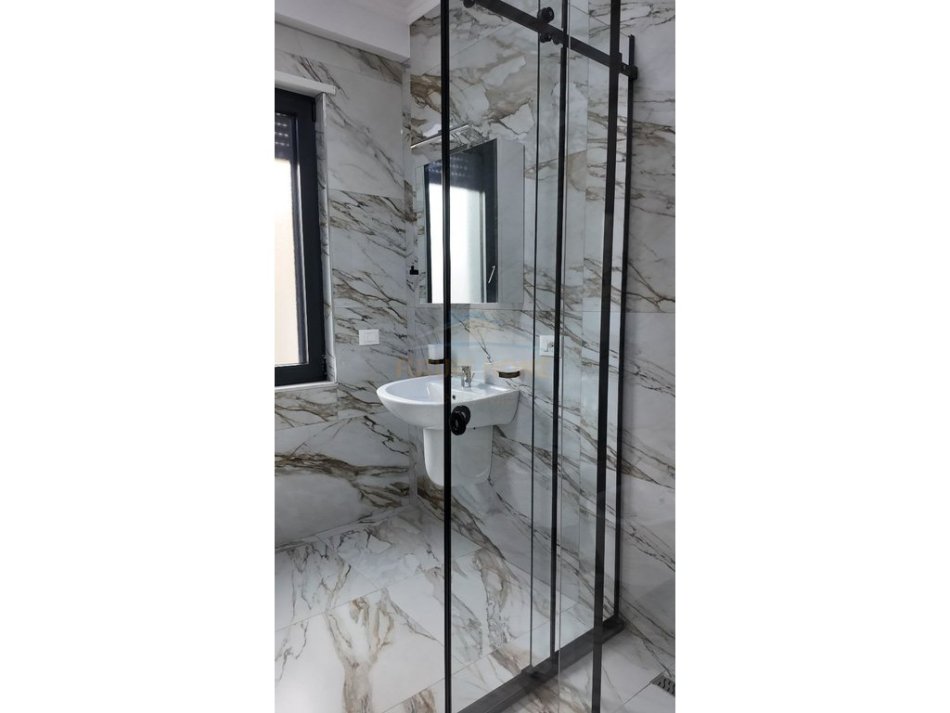 Tirane, jepet me qera apartament 2+1 Kati 9, 105 m² 1.250 € (Pazari i ri)