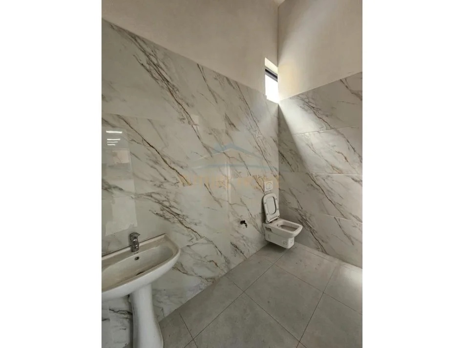 Durres, jepet me qera ambjent biznesi , 400 m² 1.500 € (URA DAJLANIT,DURRES)