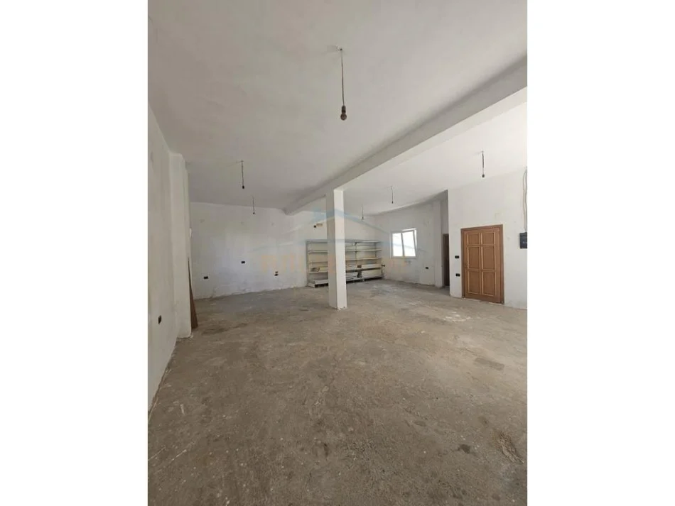 Durres, jepet me qera ambjent biznesi Kati 0, 80 m² 300 € (DURRES)