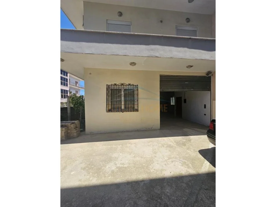 Durres, jepet me qera ambjent biznesi Kati 0, 80 m² 300 € (DURRES)