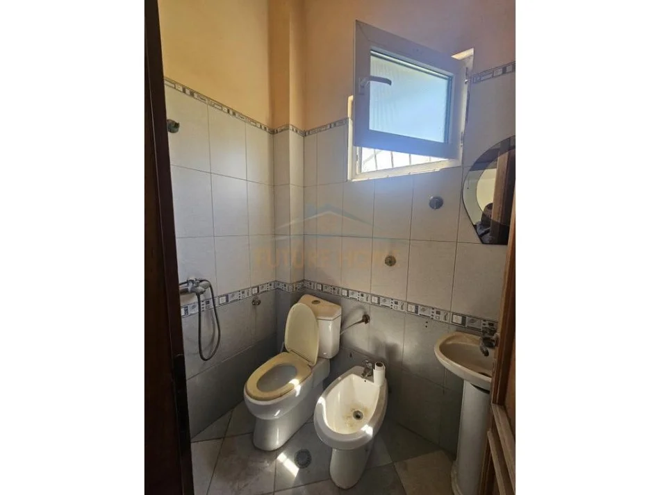 Durres, jepet me qera ambjent biznesi Kati 0, 80 m² 300 € (DURRES)