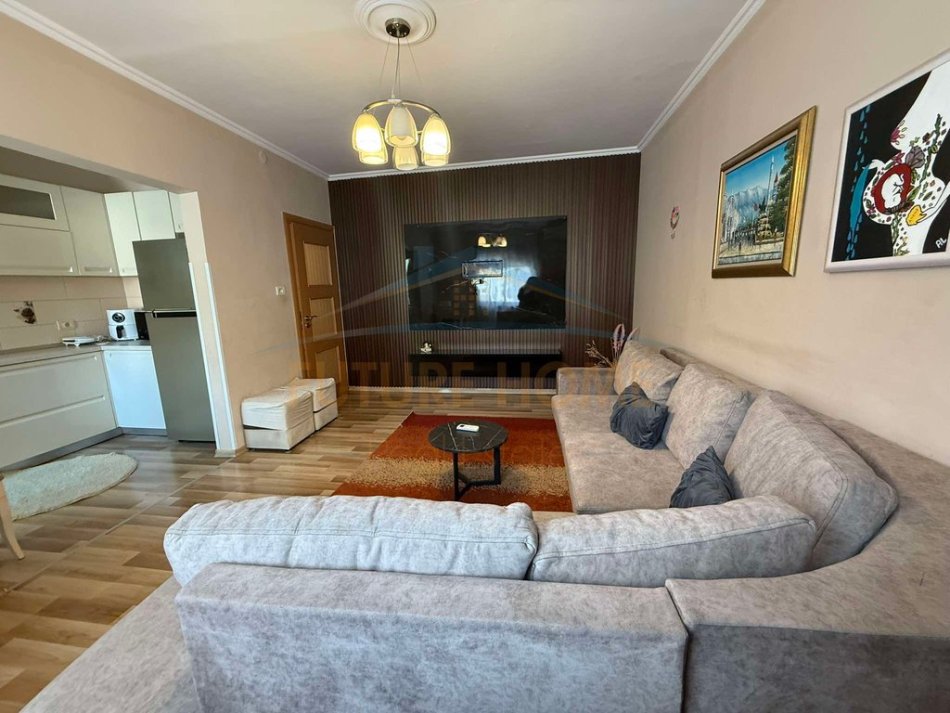 Tirane, shes apartament 1+1 Kati 3, 59 m² 135.000 € (Prane pallatit me shigjeta)