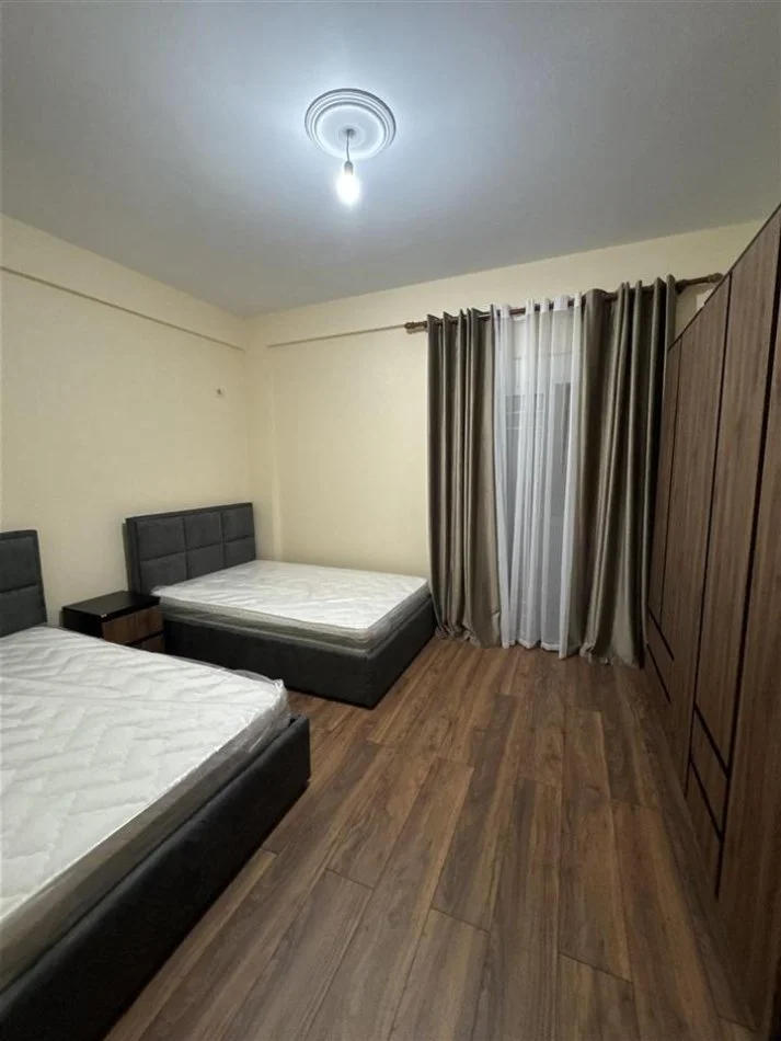 Tirane, jepet me qera apartament 2+1+Ballkon Kati 4, 140 m² 600 € 