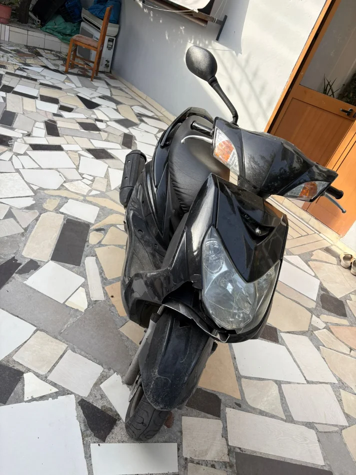 Tirane, Scooter Yamaha 125 , e zeze 64.000 km 550 €