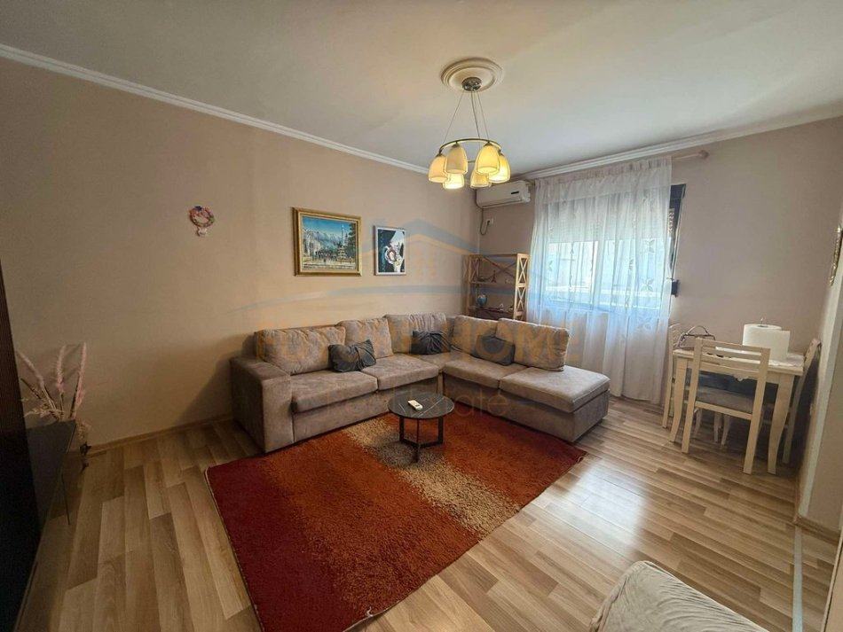 Tirane, shes apartament 1+1 Kati 3, 59 m² 135.000 € (Prane pallatit me shigjeta)