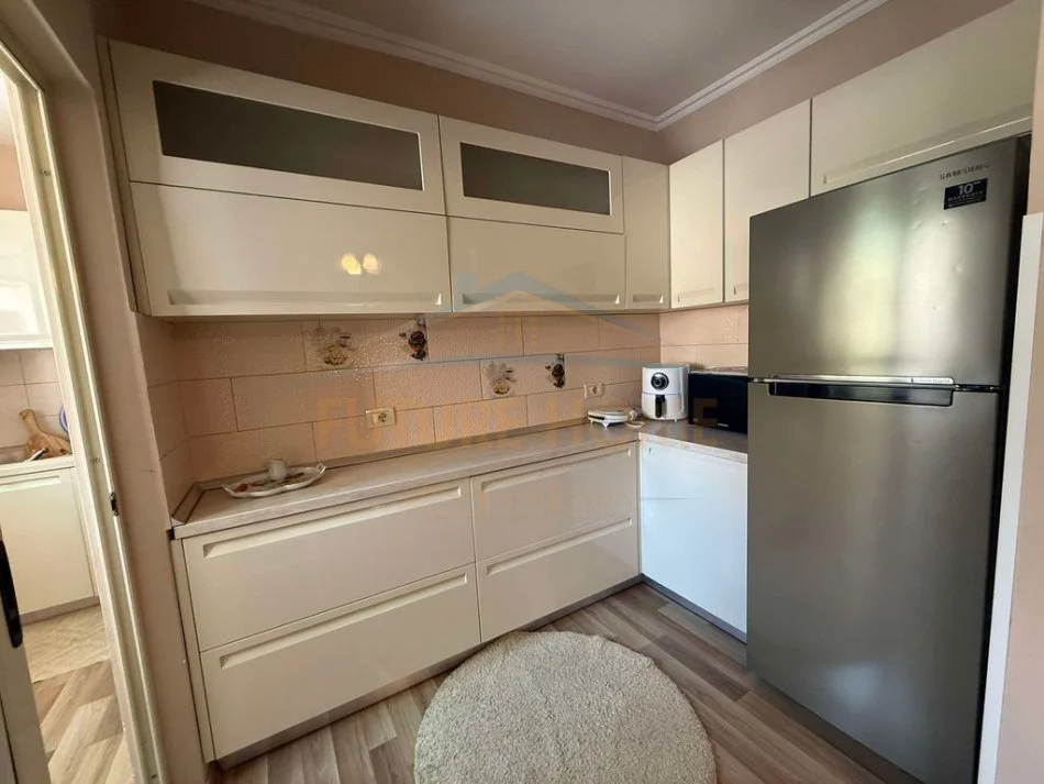 Tirane, shitet apartament 1+1 Kati 3, 59 m² 135.000 € (pallati me shigjeta)