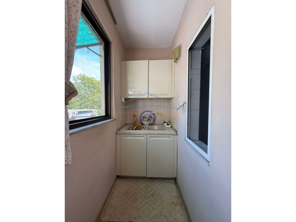 Tirane, shes apartament 1+1 Kati 3, 59 m² 135.000 € (Prane pallatit me shigjeta)