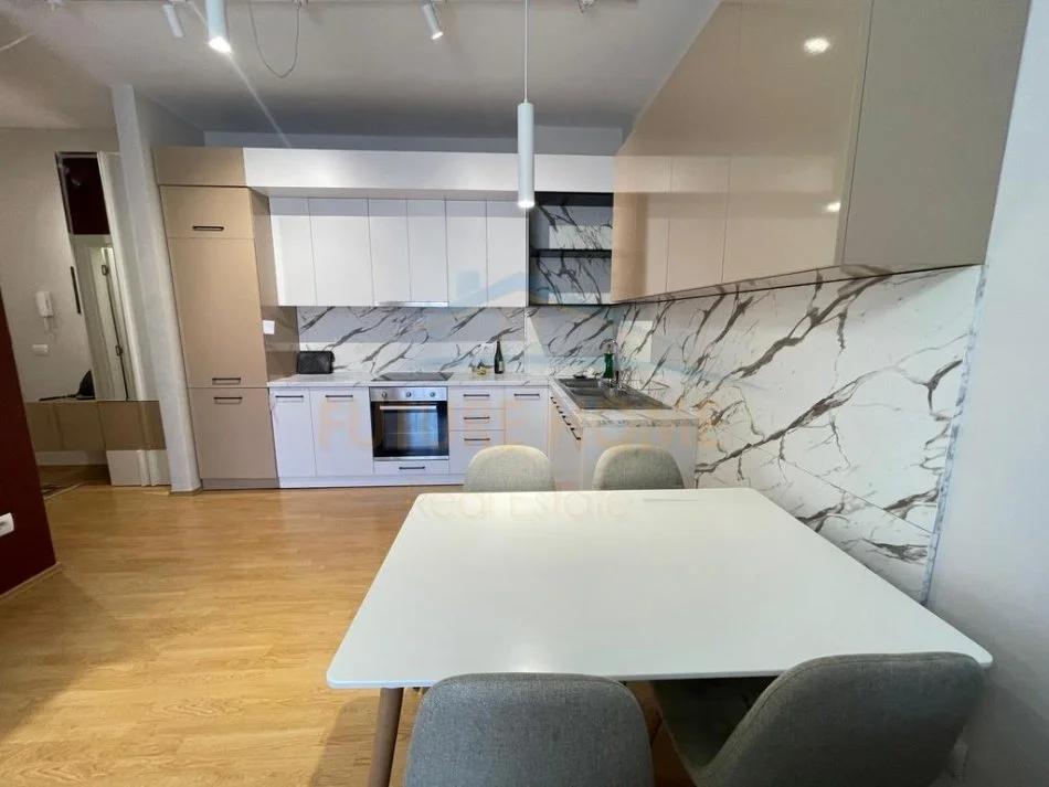 Tirane, jepet me qera apartament 2+1+Ballkon Kati 3, 95 m² 750 € (Rruga e Kavajes)