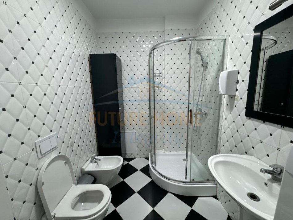 Tirane, jepet me qera apartament 1+1+Ballkon Kati 4, 65 m² 550 € (ALI DEMI)