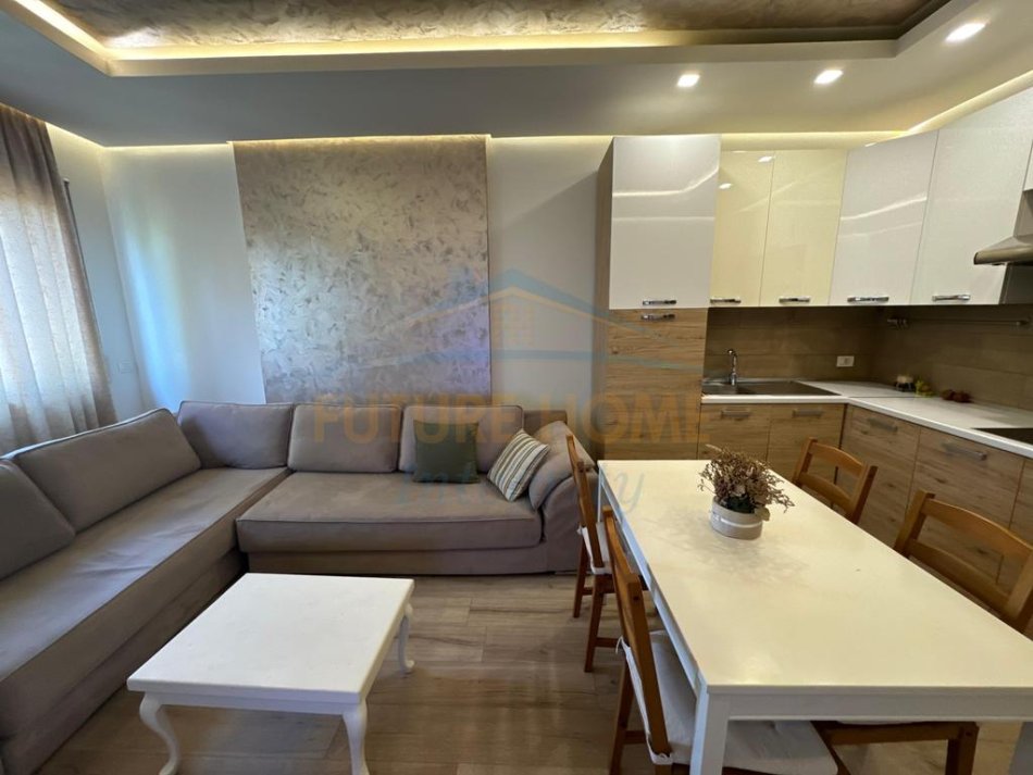 Tirane, jepet me qera apartament 1+1+Ballkon Kati 4, 65 m² 550 € (ALI DEMI)
