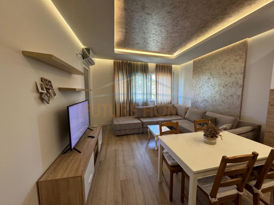 Tirane, jepet me qera apartament 1+1+Ballkon Kati 4, 65 m² 550 € (ALI DEMI)