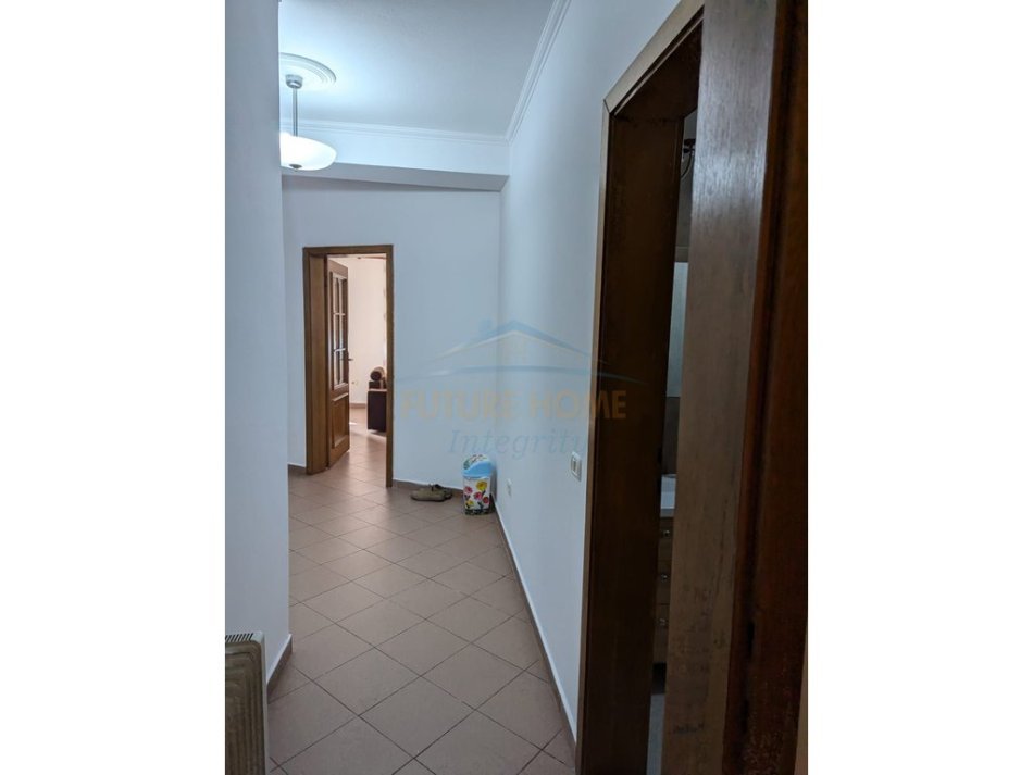 Tirane, jepet me qera apartament 1+1 Kati 2, 94 m² 700 € (Garda, Tiranë)