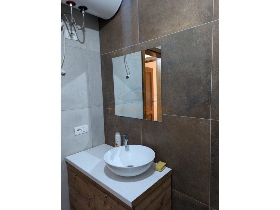 Tirane, jepet me qera apartament 1+1 Kati 2, 94 m² 700 € (Garda, Tiranë)