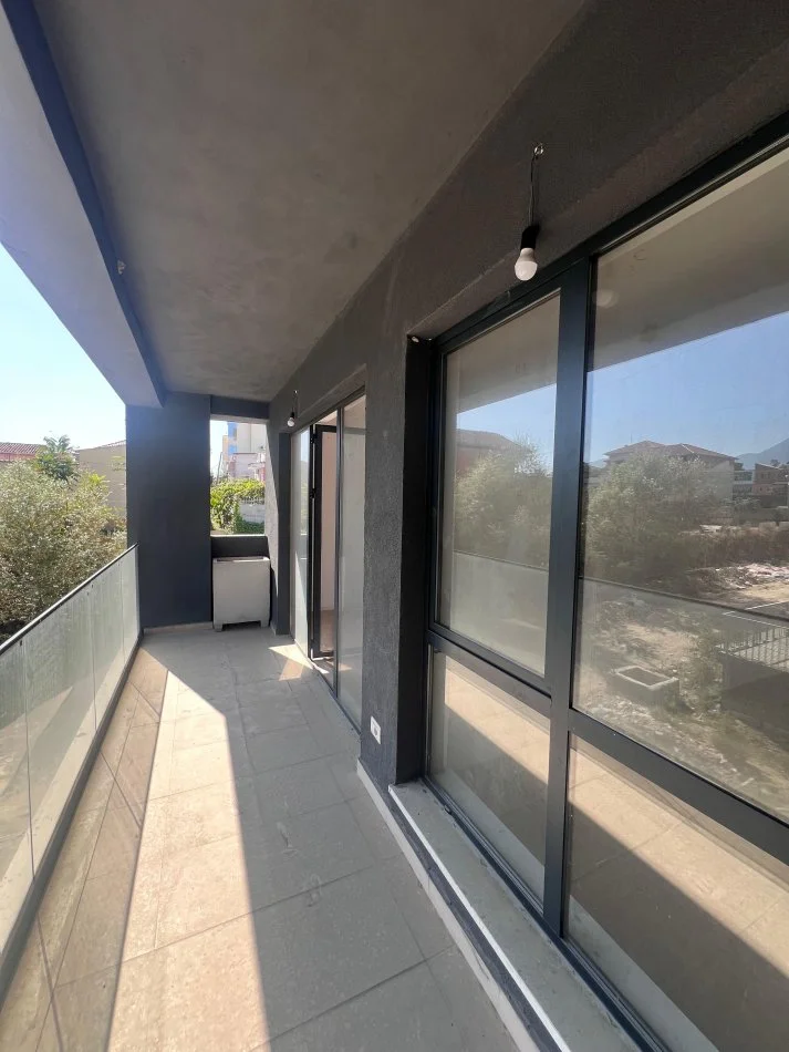 Tirane, jepet me qera apartament 2+1+Ballkon Kati 2, 105 m² 350 € (Rruga 5 Maji)