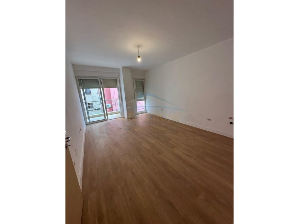Durres, shitet apartament 2+1 Kati 2, 90 m² 130.000 € (lagjia 5)