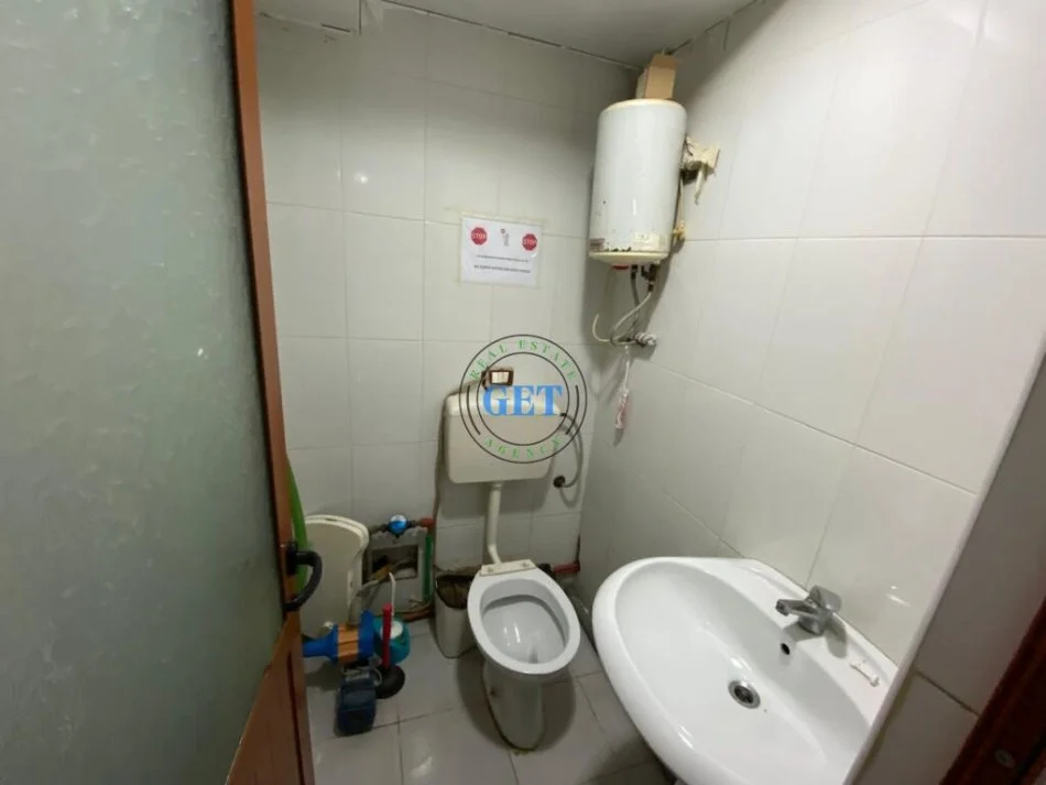 Durres, shitet lokal Kati 0, 63 m² 100.000 € (Pallati i Sportit)