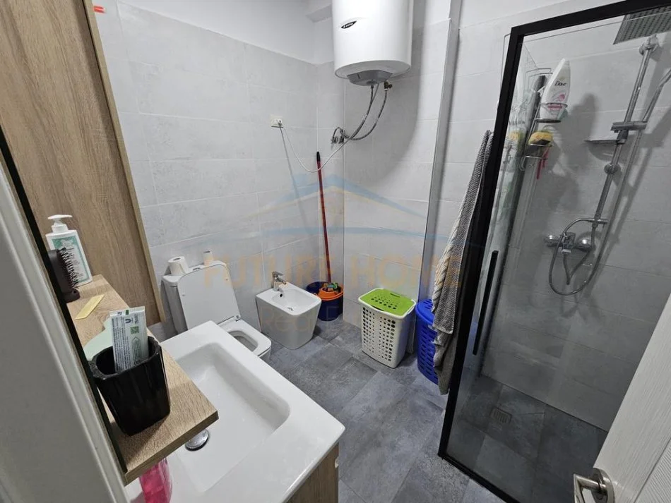 Tirane, shes apartament 2+1+Ballkon , (Apartamenti ndodhet ne kompleksin MGB)