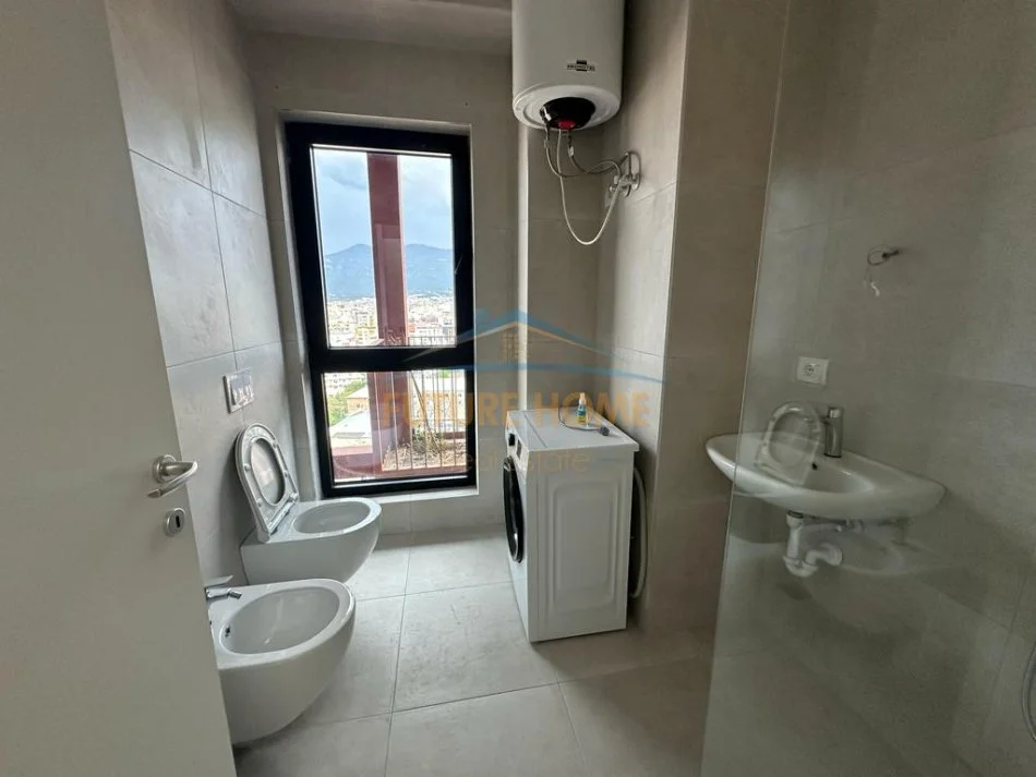 Tirane, shitet apartament 1+1 , 77 m² 
