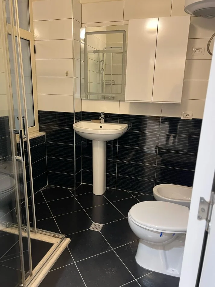 Tirane, jepet me qera apartament 2+1+Ballkon Kati 2, 106 m² 800 € (RRUGA DON BOSKO)