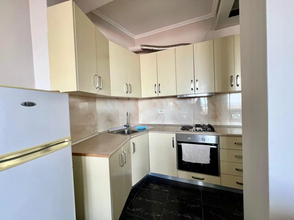 Tirane, jepet me qera apartament 1+1+Ballkon Kati 5, ME ASHENSOR , 350 € (Rr.Sotir Caci, Fresk)