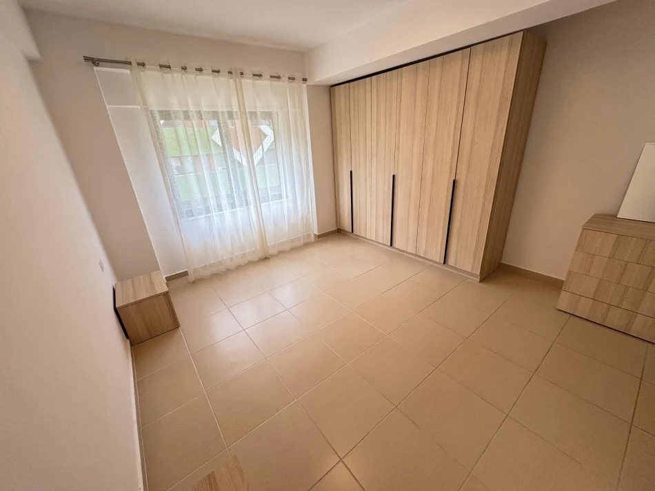 Tirane, jepet me qera apartament 3+1 Kati 4, 130 m² 800 € (Rezidenca kodra e diellit 1)