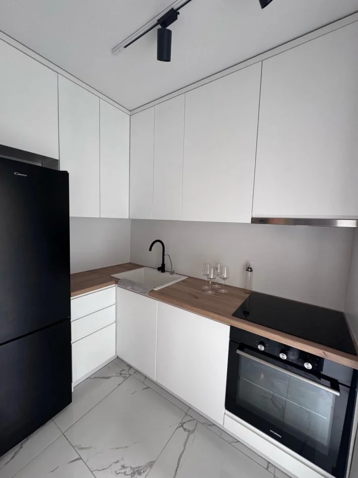 Tirane, jepet me qera apartament 1+1+Ballkon Kati 1, 53 m² 400 € (rruga Kongresi Manastirit)