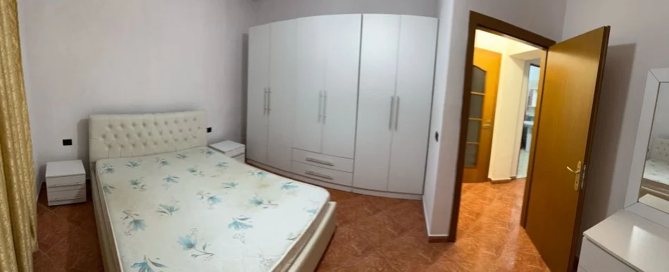 Tirane, jepet me qera apartament 1+1 , 450 € 