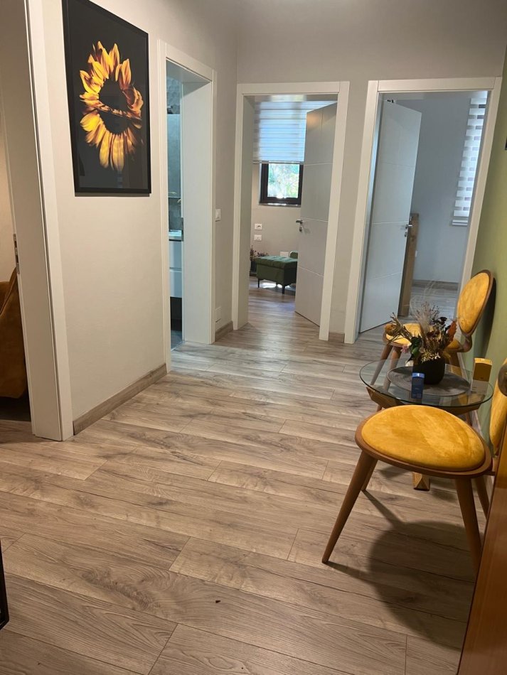 Tirane, jepet me qera ambjent biznesi Kati 2, 80 m² 800 € (Mihal Popi)