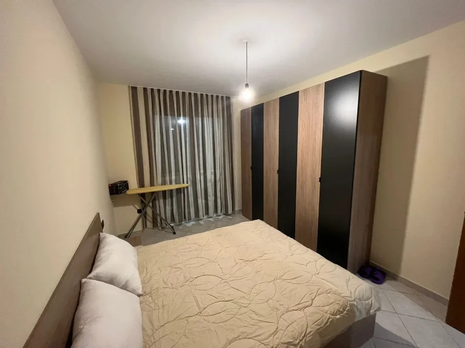 Tirane, jepet me qera apartament 1+1+Aneks+Ballkon Kati 4, 65 m² 520 € (Yzberisht)