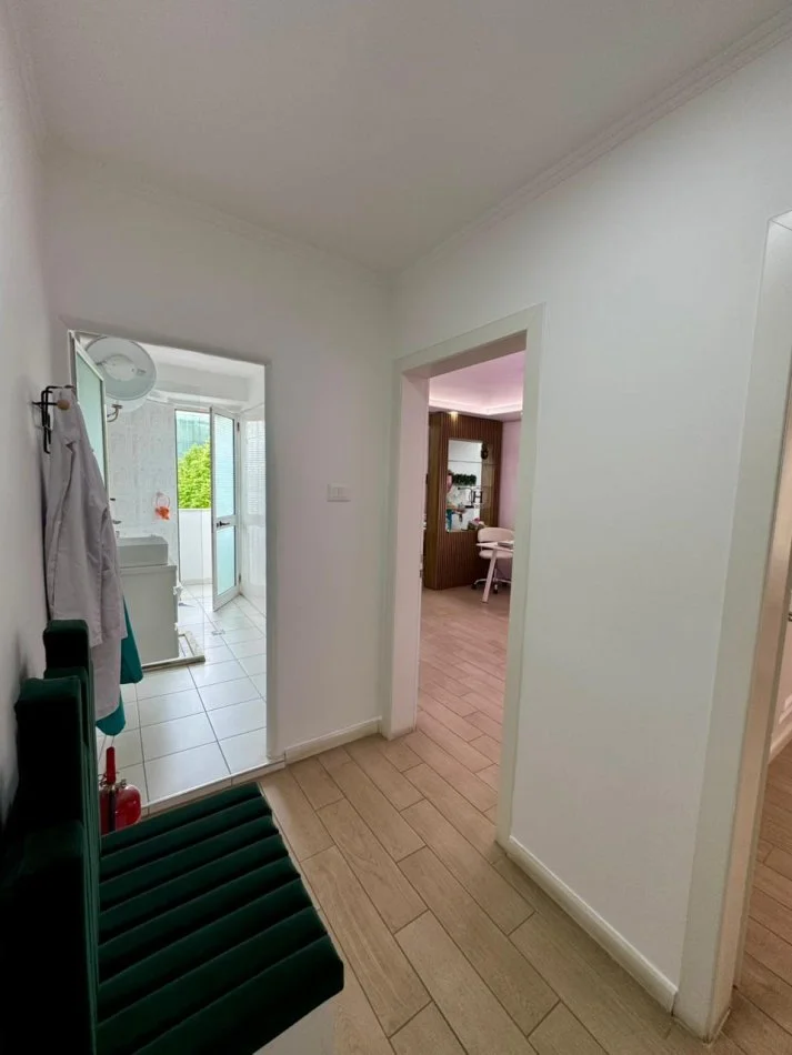 Tirane, jepet me qera dyqan , 68 m²