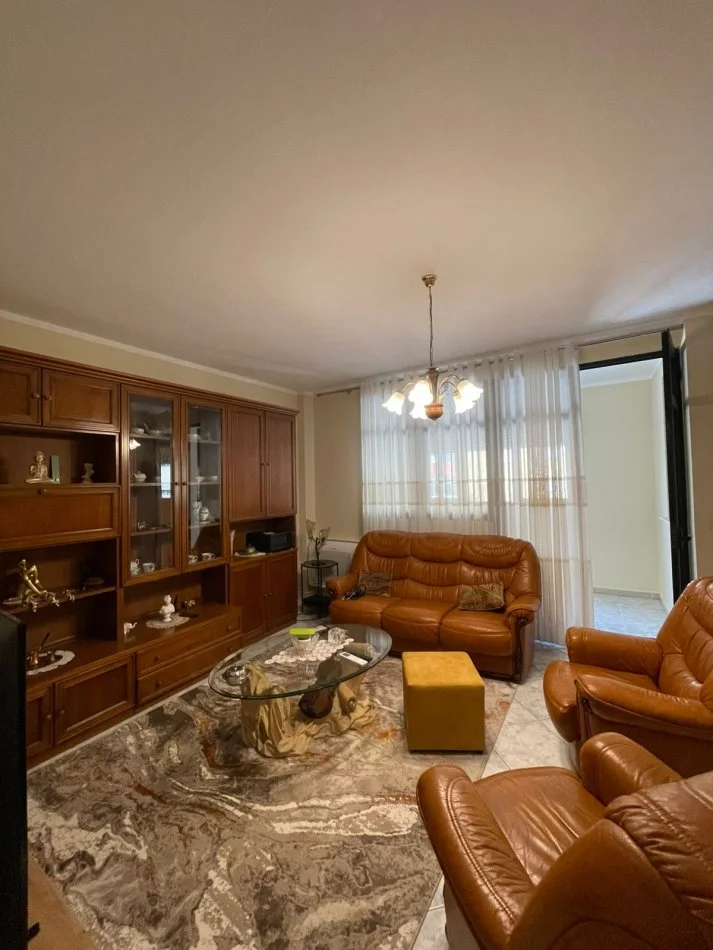 Durres, jepet me qera apartament 3+1+Ballkon Kati 2, 115 m² 750 € 