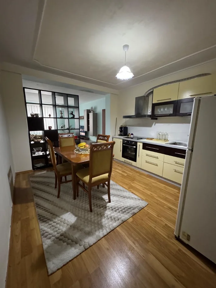 Tirane, jepet me qera apartament 1+1 , 80 m² 700 € (Rruga Kosovareve)