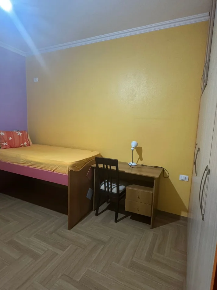 Tirane, jepet me qera apartament 3+1 Kati 2, 160 m² 400 € 