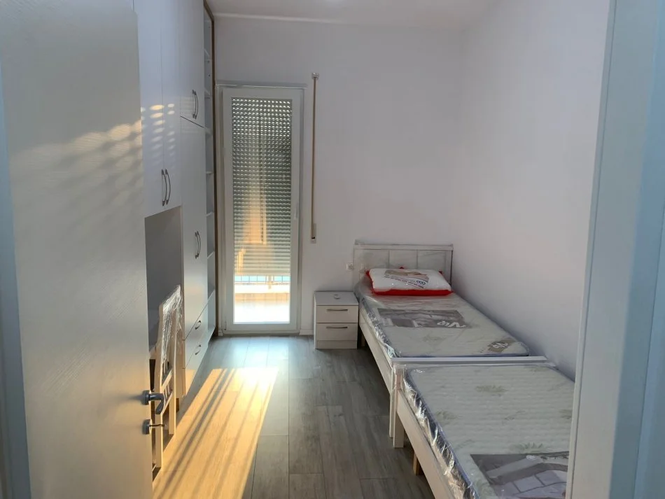 Tirane, jepet me qera apartament 2+1+Aneks+Ballkon Kati 8, 120 m² 450 € (Univers City)