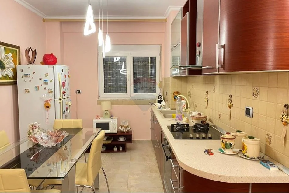 Tirane, jepet me qera apartament , 60 m² 600 € (Ura e Tabakve, Pazari i Ri)